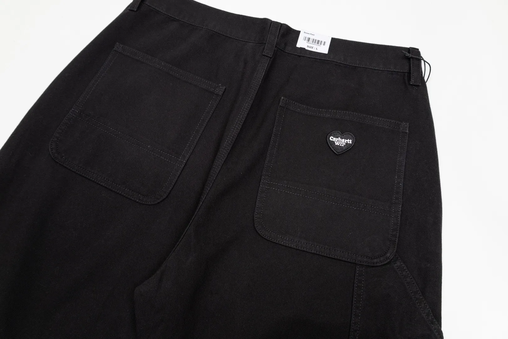 140 Carhartt Wip Carhartt limited love embroidered jeans The old "Car-in-Heart" soul that once danced on the workers' uniforms of the 1970s is back. This is not a simple red heart, it carries a hard-core story of "Union Made" that spoke out for labor rights. Now, this Classic heart-shaped logo has been reawakened. Carhartt WIP SS 25 Heart Series incorporates it into the design details of core items such as Drewe Chore Coat and Hooded Ingo Sweatshirt in the form of cloth patches, embroidery, and all-over printing. Twill cotton work jackets and thick and soft sweatshirts are based on practical silhouettes and have unique recognition because of this heart. From workwear symbols to street passwords, this heart seems to have a new life in the hands of WIP. It represents a meaningful story and conveys a gentle, free and rooted spirit. The pride of the past extends to the expression of the present. Item No.: DK 34801 Color: Black White Size: S-2XL